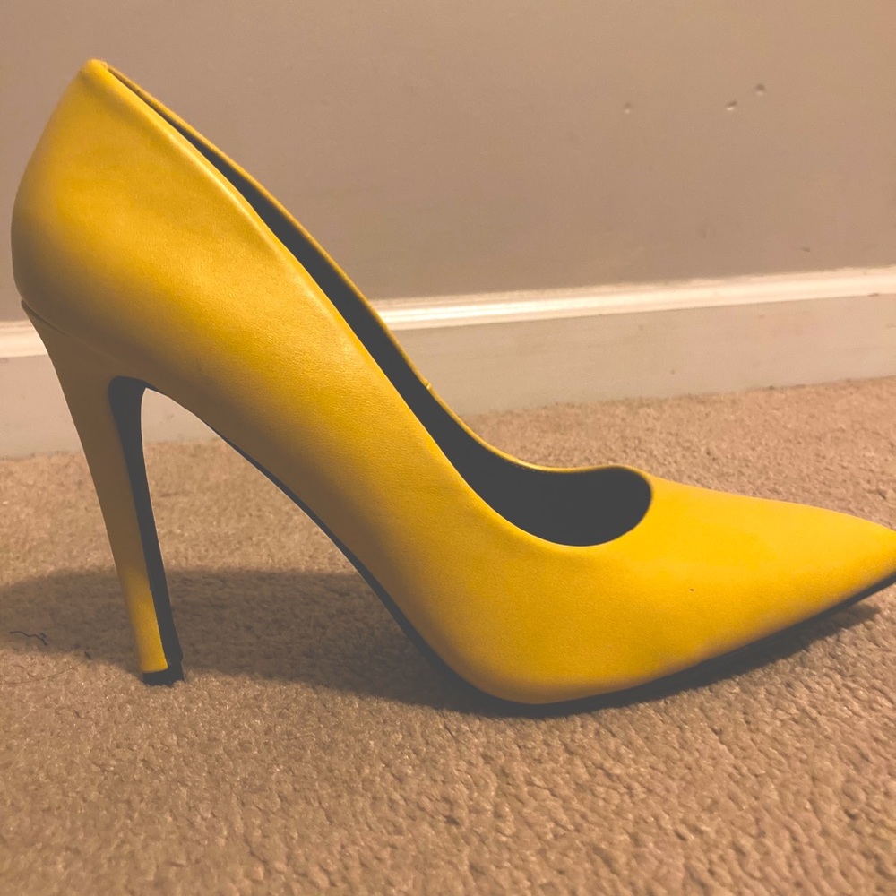 Yellow high heeled pump